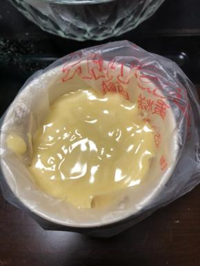 把面糊装入到一次性裱花袋中。