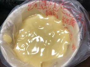 把面糊装入到一次性裱花袋中。