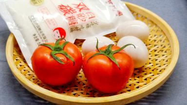 西红柿一定要选择熟透的，红红的圆圆的多汁的才好吃。