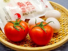 西红柿一定要选择熟透的，红红的圆圆的多汁的才好吃。