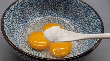 鸡蛋里加半勺盐、一勺料酒（加了料酒炒好的鸡蛋更加蓬松口可）