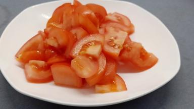西红柿切成小块，这样西红柿中的汁液很容易炒出来，而且炒好的西红柿成酱状，味道浓、拌饭吃超好吃。