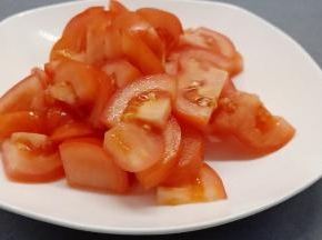 西红柿切成小块，这样西红柿中的汁液很容易炒出来，而且炒好的西红柿成酱状，味道浓、拌饭吃超好吃。