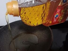 锅里倒入适量的油。