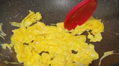 热锅下油倒入蛋液，翻炒鸡蛋液凝固盛起备用。