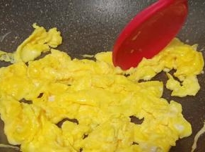 热锅下油倒入蛋液，翻炒鸡蛋液凝固盛起备用。