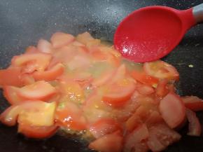 热锅下油放入番茄翻炒出汁液，加入适量盐调味。