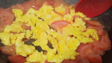 鸡蛋回锅翻炒均匀。