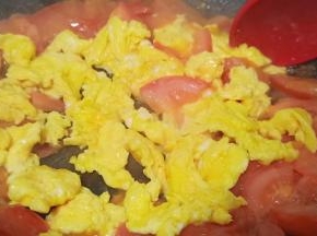 鸡蛋回锅翻炒均匀。