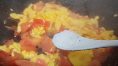 再加半勺盐、一勺醋调味。