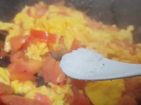 再加半勺盐、一勺醋调味。