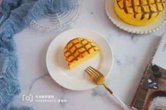 出炉轻震两下，震出热气，不用倒扣，冷却后脱膜