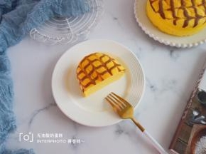 出炉轻震两下，震出热气，不用倒扣，冷却后脱膜