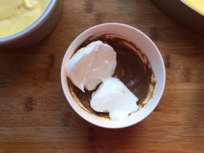 留一点蛋白和可可蛋黄糊翻拌均匀