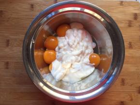 蛋黄和酸奶混合搅拌均匀