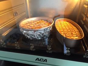 放入预热好的烤箱150度，上下火，下层，水浴法，70分钟