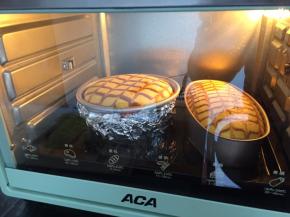 水浴法就是烤盘中倒入一半的水，模具放在有水的烤盘中烤（模具下面包上锡纸）或者隔烤网烤