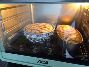 水浴法就是烤盘中倒入一半的水，模具放在有水的烤盘中烤（模具下面包上锡纸）或者隔烤网烤
