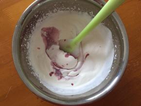 将淡奶油和蓝莓酸奶混合搅拌均匀