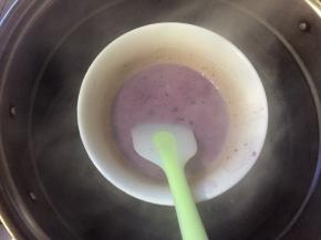 将吉利丁片放入蓝莓酸奶中，隔热水融化，一定要将吉利丁片融化搅拌均匀