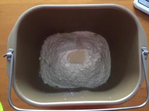 将黄油以上全部材料放入面包机中，和面20分钟