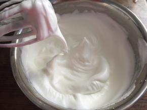 继续高速打发至拉起打蛋头，有弯钩状态