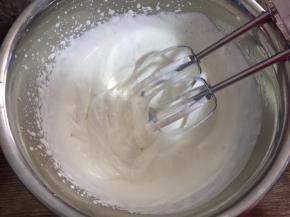 淡奶油加入白砂糖打发至5分发，有纹路状态