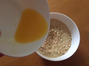 黄油融化，和饼干混合