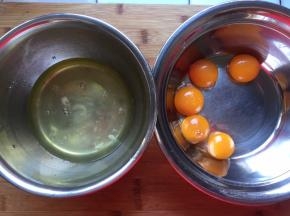 蛋白和蛋黄分离，蛋白盆中应无油无水无蛋黄