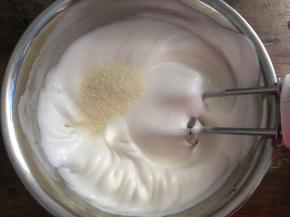 高速打发至有纹路状态，加入最后的白砂糖