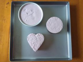 冬天必须快速倒入模具中，因为会很快凝固，我的心型模具就是最后倒入的，就没有那么平整了，不过不影响味道，夏天就不用了那么速度了