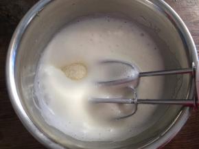 中速打发至粗泡消失，加入三分之一白砂糖