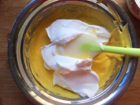 分一半蛋白到蛋黄糊中，翻拌均匀