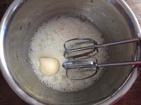 蛋白加入柠檬汁，用电动打蛋器低速打发至粗泡状态，加入三分之一白砂糖