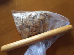 先做饼干底，将消化饼干放入袋子压碎