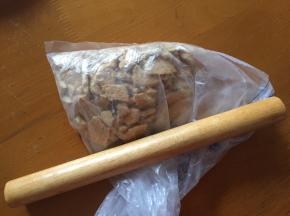 先做饼干底，将消化饼干放入袋子压碎