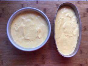 倒入两个模具中，轻震两下，震出气泡