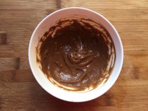 分一点蛋黄出来，筛入2克可可粉，搅拌均匀