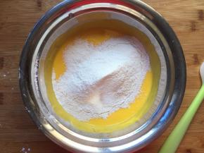 筛入低筋面粉，Z字型搅拌均匀