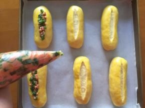 再将馅料装入裱花袋挤入