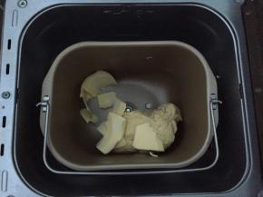 揉至扩展阶段，放入软化好的黄油继续和面30分钟（我的面包机）