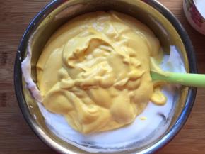 再倒回蛋白盆中翻拌均匀，