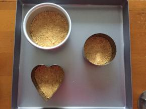 放入模具中压平