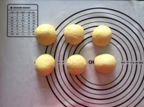 拿出排气，分成均等的6份，盖上保鲜膜静置松弛15分钟