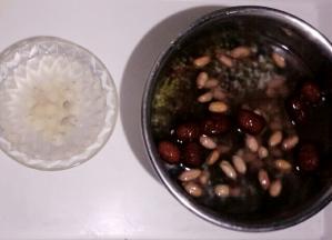 莲子用清水泡一晚上，除桂圆外，所有米类用清水泡一碗上