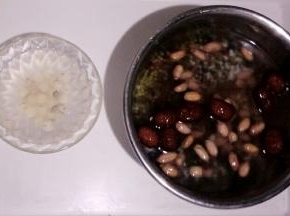 莲子用清水泡一晚上，除桂圆外，所有米类用清水泡一碗上
