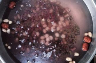 所有米类放在锅中，倒入适量的清水开大火煮开后再换中小火煮45分钟左右。