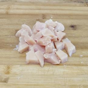 鸡胸肉上面的那一层薄膜去掉，影响口感，再切成小块