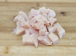 鸡胸肉上面的那一层薄膜去掉，影响口感，再切成小块