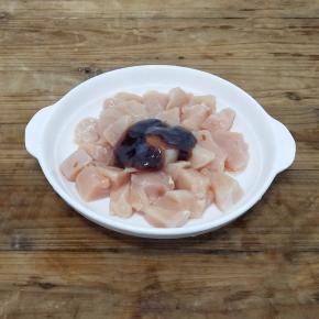 加入花椒水，生抽，蚝油，戴一次性手套抓匀